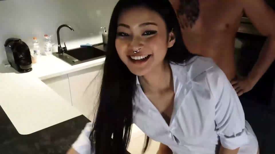 留学上完课出校门赚外快在人家老婆面前差点被干死