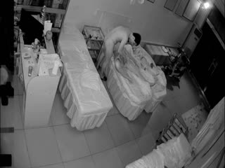 【按摩店摄像头破解偸拍】中年夫妻半夜性生活激情不怕把孩子吵醒...